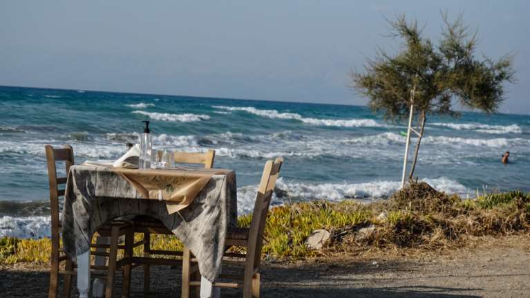 Ποια γνωστή τραγουδίστρια άνοιξε ταβέρνα στην Αίγινα - &quot;Πολλές φορές κάνω και σέρβις&quot;