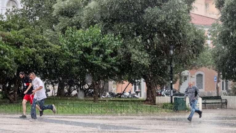 Αστατος ο καιρός και σήμερα - Σε ποιες περιοχές θα σημειωθούν καταιγίδες