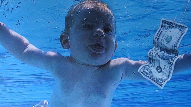 Nirvana: Το διάσημο μωρό στο εξώφυλλο του Nevermind μηνύει το συγκρότημα για παιδική πορνογραφία 30 χρόνια μετά