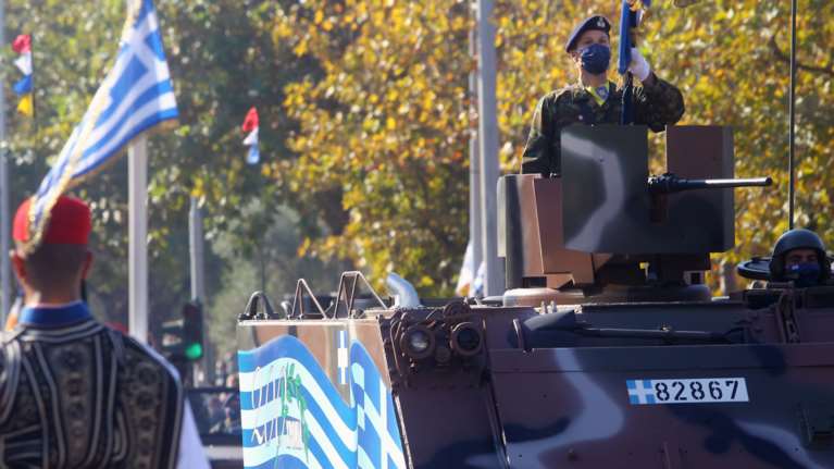 Εντυπωσιακή η στρατιωτική παρέλαση της 28ης Οκτωβρίου - Το μήνυμα του πιλότου του F-16 με στίχους Παλαμά [εικόνες]