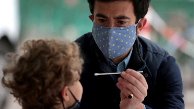 Τα κρούσματα κορονοϊού στην Αγγλία έχουν τετραπλασιαστεί από τον Ιούνιο