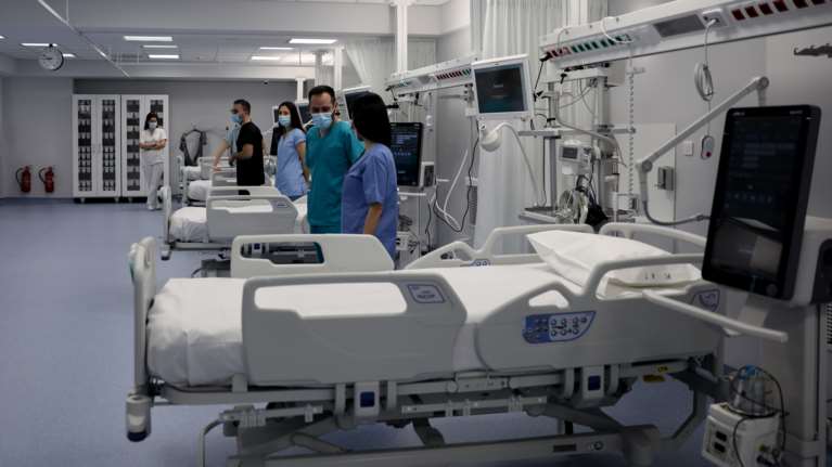 Κορονοϊός: Τα ενεργά κρούσματα εκτοξεύτηκαν κατά 20% σε 7 ημέρες - Σταθεροποίηση στις νοσηλείες ΜΕΘ