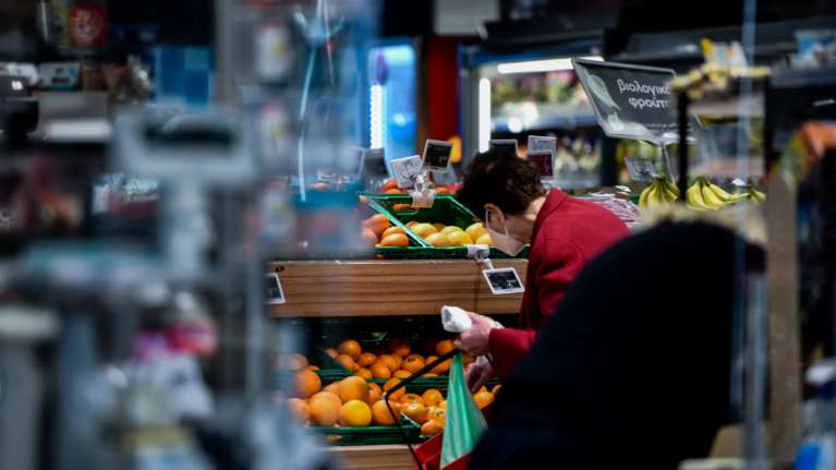 Σενάριο για την &quot;κάρτα τροφίμων&quot; κατά της ακρίβειας - Ανακοινώνεται ο μεγαλύτερος πληθωρισμός από το 1996