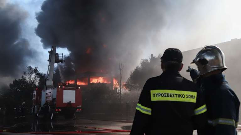 Μεταμόρφωση: Μαίνεται η φωτιά στο εργοστάσιο πλαστικών - Ποιοι δρόμοι παραμένουν κλειστοί [εικόνες]