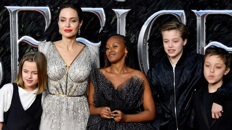 Ντροπαλή και πανέμορφη: Η Αντζελίνα Τζολί φωτογραφίζει για πρώτη φορά την Σάιλο Τζολί Πιτ μέσα στο σπίτι τους