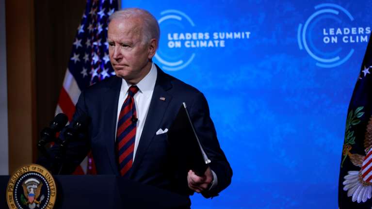 Έκανε πίσω ο Μπάιντεν μετά τις αντιδράσεις: Αύξησε τον αριθμό των προσφύγων που θα δέχονται οι ΗΠΑ