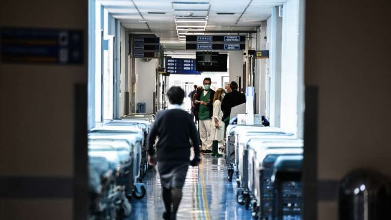 Θεσσαλονίκη: Στο κόκκινο τα νοσοκομεία - Μεταφέρουν ασθενείς και στις Σέρρες - Μεταβαίνει εκτάκτως ο Κοντοζαμάνης