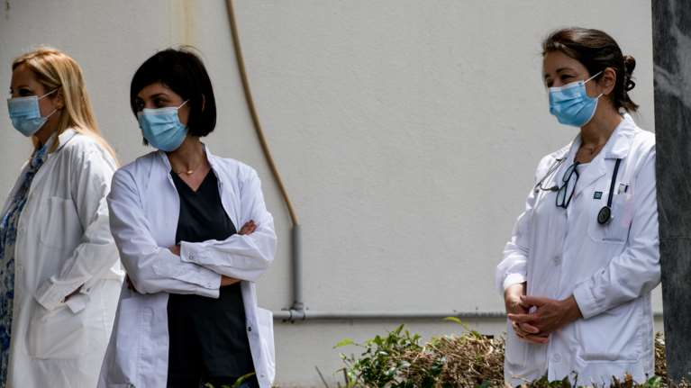 Δικηγόρος ανεμβολίαστων υγειονομικών: Η αναστολή παραβιάζει το δικαίωμα στην εργασία και την αρχή της αναλογικότητας