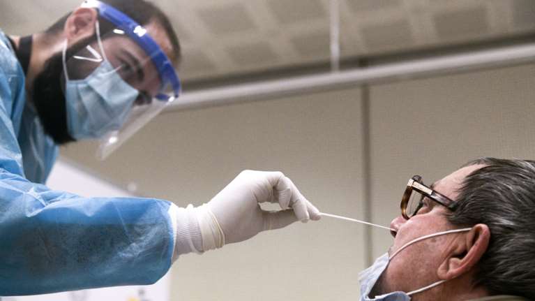 Ήρθαν και στην Ελλάδα τα rapid test αντιγόνου με δείγμα σάλιου - Πώς γίνονται