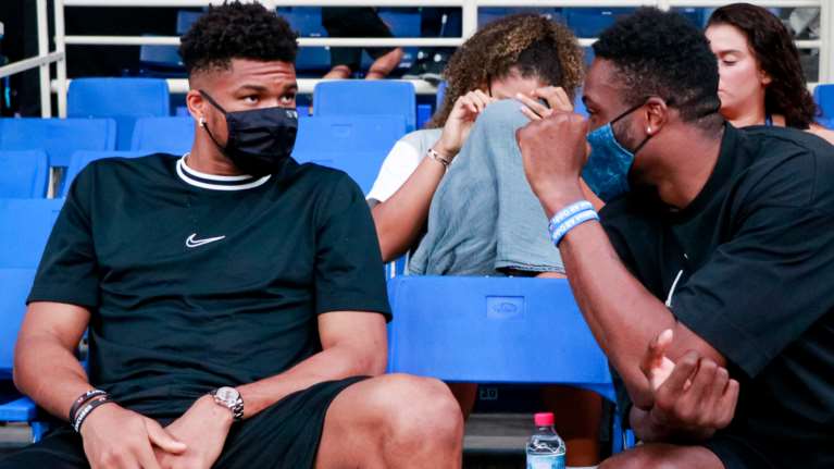 Τα αδέλφια Αντετοκούνμπο δώρισαν το ρετιρέ με θέα την Ακρόπολη - Ενα σπίτι αξίας άνω των 100.000 ευρώ