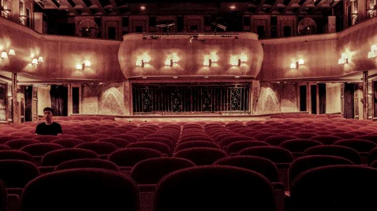 Ποιος είναι ο πασίγνωστος ηθοποιός που κατηγορείται για βιασμό - Ο φάκελος του ΣΕΗ πάει στον εισαγγελέα