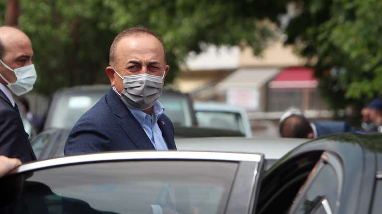 Ο Τσαβούσογλου στην Αθήνα: &quot;Aψιμαχίες&quot; πριν τις κρίσιμες συναντήσεις με Μητσοτάκη &amp; Δένδια – Το παρασκήνιο από το δείπνο