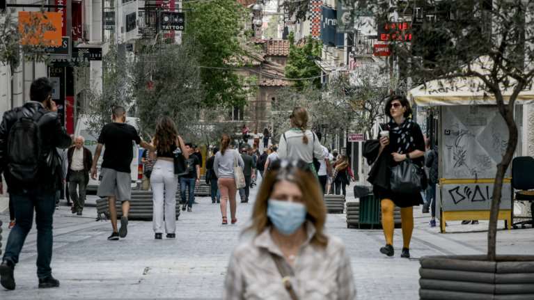 Κορονοϊός: Η εκτόξευση των κρουσμάτων πάει πίσω τη χαλάρωση των μέτρων - Συνεδριάζουν οι ειδικοί