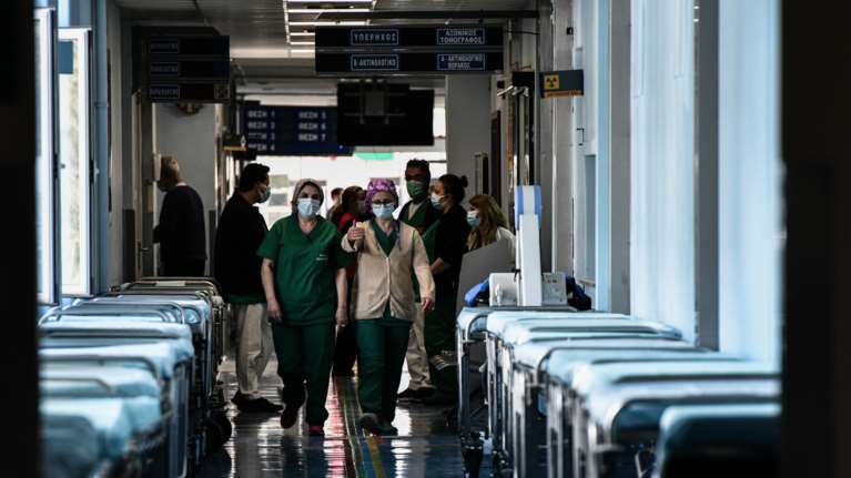 Συναγερμός από την ξαφνική άνοδο στις νοσηλείες ασθενών με Covid, ενώ προχωρά η άρση των μέτρων