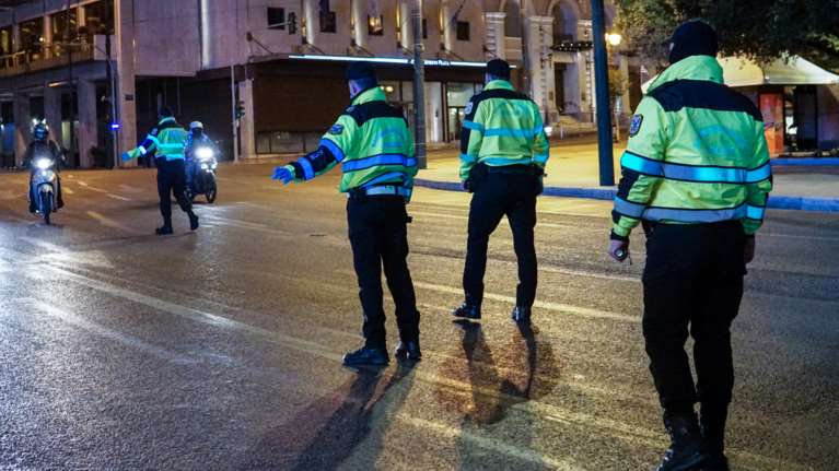 Βραδινοί έλεγχοι της ΕΛ.ΑΣ. για τις μετακινήσεις - Σταματούν όλα τα οχήματα στους δρόμους [εικόνες]