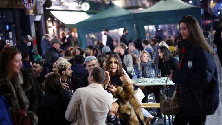 Βρετανία: Εκκληση στην κυβέρνηση να επαναφέρει τα μέτρα για τον κορονοϊό -Τι περιλαμβάνει το σχέδιο Β