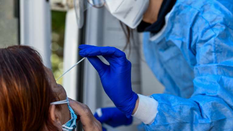 Κορονοϊός: Πόσο αξιόπιστη είναι η διάγνωση των rapid test - Τι λένε οι ειδικοί για την μετάλλαξη Ομικρον