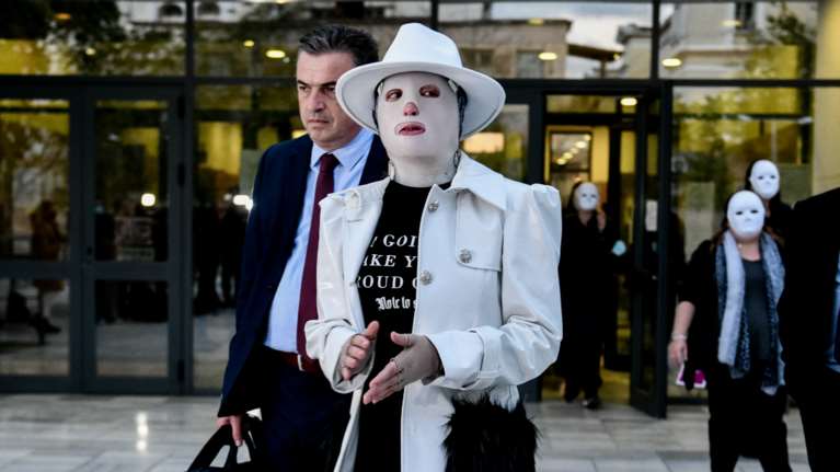 Η Ιωάννα Παλιοσπύρου αποκαλύπτει πότε θα βγάλει τη μάσκα - Η νέα σοκαριστική φωτογραφία με το τραύμα