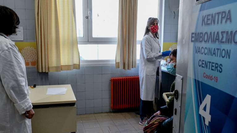 Πρεμιέρα για τα πρόστιμα στους ανεμβολίαστους άνω των 60 – Στο τραπέζι η χαλάρωση των μέτρων την άλλη εβδομάδα