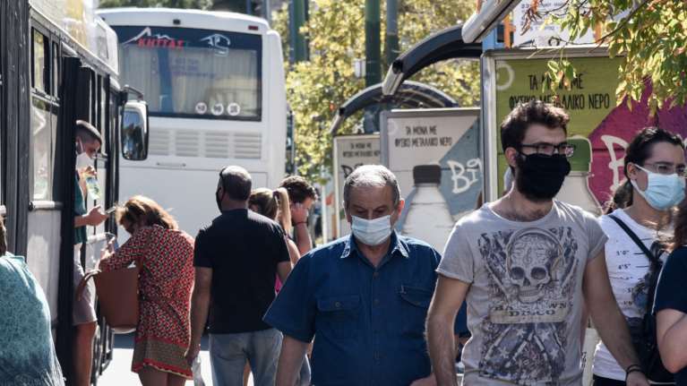 Κορονοϊός: Το plan b αν τα κρούσματα σπάσουν ρεκόρ - Επιστροφή Τσιόδρα και μάσκες παντού