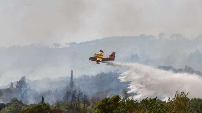 Τεράστιο το πύρινο μέτωπο στα Βίλια: Εκκενώθηκαν άλλοι πέντε οικισμοί - Επιχειρούν 11 αεροσκάφη και 330 πυροσβέστες