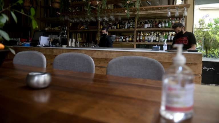 Μπαράζ ελέγχων στους κλειστούς χώρους της εστίασης: 378 παραβάσεις το Σαββατοκύριακο - Πρόστιμα ως 5.000€