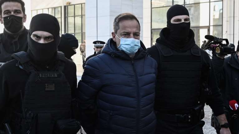 Δίκη Λιγνάδη: Διακοπή ζήτησε ο Κούγιας - Συγκεντρωμένος κόσμος με πανό και πλακάτ [εικόνες - βίντεο]