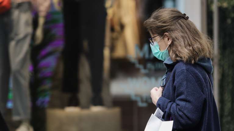 Μάσκες: Ποιες μας προστατεύουν και ποιες όχι - Οι τιμές τους και τι πρέπει να προσέχουμε