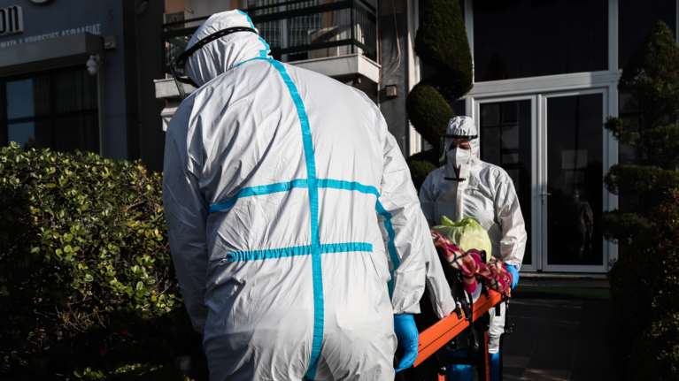 Κορονοϊός: 87 θάνατοι σε μία μόνο ημέρα - Ανέβηκαν στους 561 οι διασωληνωμένοι, 6.682 νέα κρούσματα