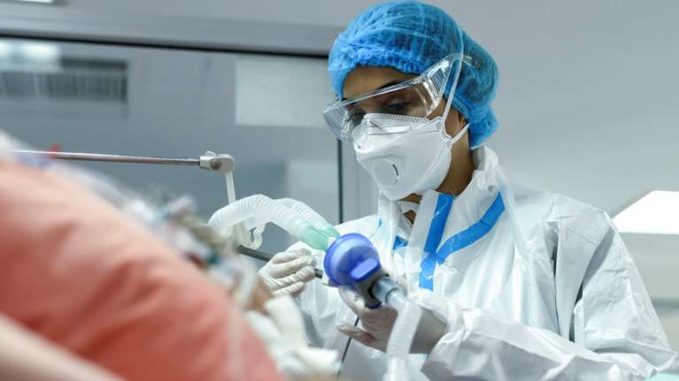 Τρομάζουν τους ειδικούς οι 605 διασωληνωμένοι - Οι 25 εκτός ΜΕΘ - Εκτακτο σχέδιο για έξτρα κρεβάτια από τον ιδιωτικό τομέα