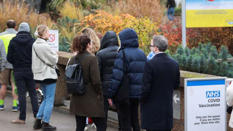 Σε αδιέξοδο η Βρετανία: &quot;Μαύρο&quot; ρεκόρ με πάνω από 122.000 κρούσματα - Ψάχνουν υγειονομικούς από άλλες χώρες