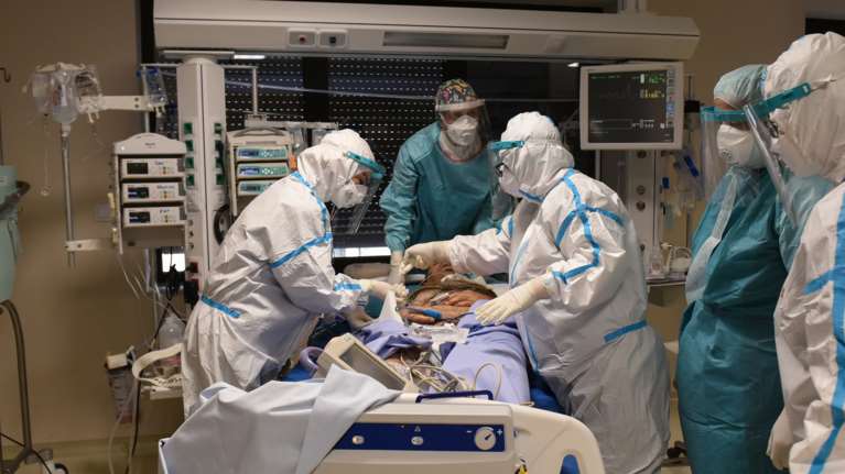 Mέχρι τον Απρίλιο η αφόρητη πίεση στα νοσοκομεία: Κορυφώνεται ο αριθμός των κρουσμάτων