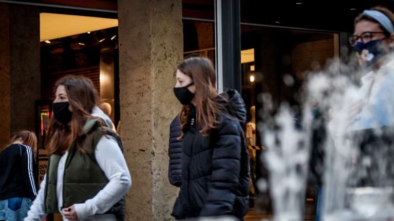 Παρατείνεται το lockdown μετά την αύξηση των κρουσμάτων - Πώς θα λειτουργήσουν τα καταστήματα με το νέο SMS στο 13032