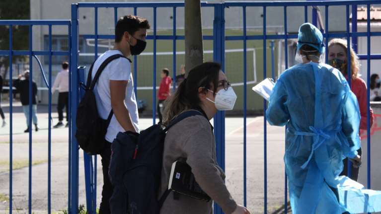 ΕΚΠΑ: O ρόλος των σχολείων στη διασπορά του κορονοϊού - Ποιες ηλικίες μεταδίδουν ευκολότερα τον ιό