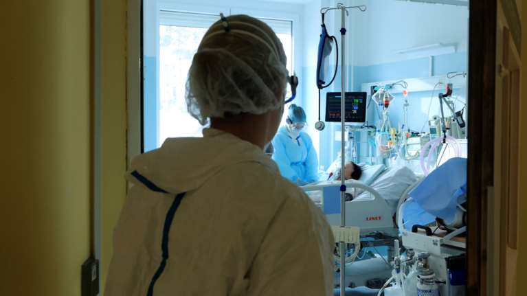 Κορονοϊός: Δεν πέφτουν κάτω από τους 700 οι διασωληνωμένοι - 81 θάνατοι και 5.523 νέα κρούσματα