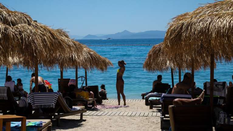 Οι συμβουλές της καθηγήτριας Λινού για ασφαλές μπάνιο στη θάλασσα και μάσκα στην παραλία