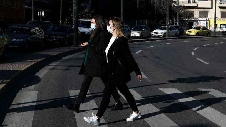 Καθηγητής Σουρβίνος: Πάνω από 50% η αύξηση της μεταδοτικότητας λόγω μεταλλάξεων