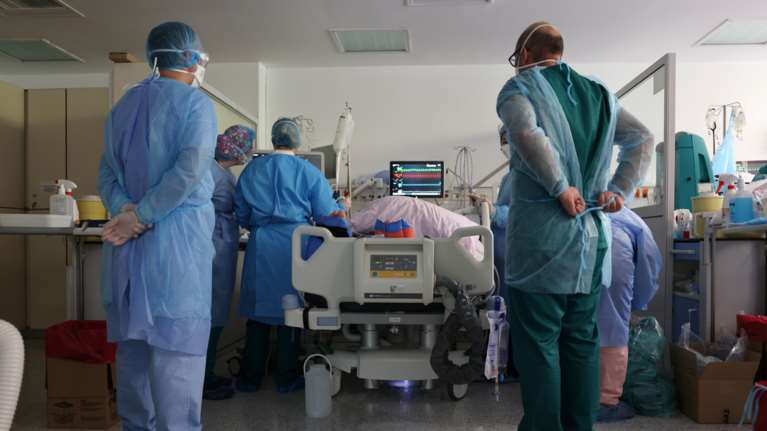 Ερευνα: Η κολχικίνη δεν βοηθά καθόλου τους νοσηλευόμενους ασθενείς με κορονοϊό