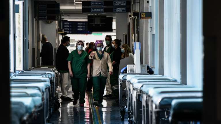 Δοκιμασία διαρκείας για το ΕΣΥ μέχρι μέσα Απριλίου: Ερχεται νέα επίταξη γιατρών και κλινικών