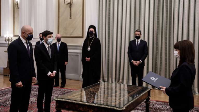 Ορκωμοσία κυβέρνησης: Πολιτικό όρκο έδωσαν Γιατρομανωλάκης και Αμυράς [εικόνες]