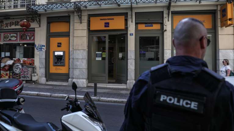 Ληστεία στη Μητροπόλεως: &quot;Άμα είσαι αναρχικός πας ίσια μπροστά, εγώ δεν βάζω… όπισθεν&quot;, δήλωσε ο ληστής με το τατουάζ