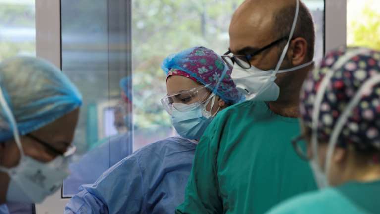 Κορονοϊός: 1.381 κρούσματα σε 24 ώρες, 50 θάνατοι, 563 διασωληνωμένοι