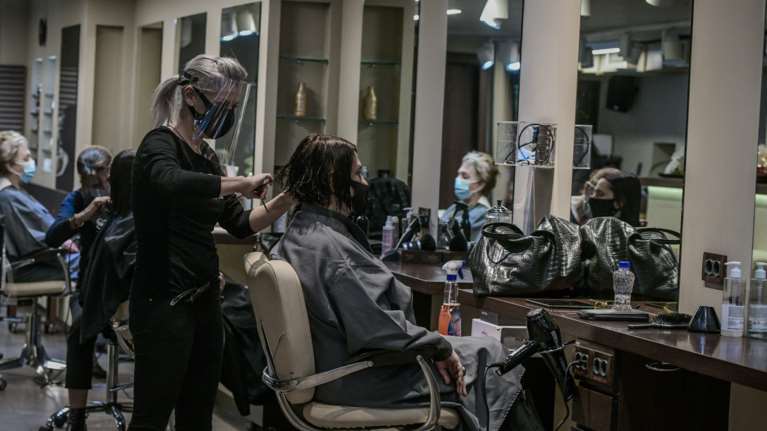 Χαλαρώνει το lockdown: Ανοίγουν σήμερα κομμωτήρια, πάρκα, αρχαιολογικοί χώροι - Με ποιο SMS μετακινούμαστε