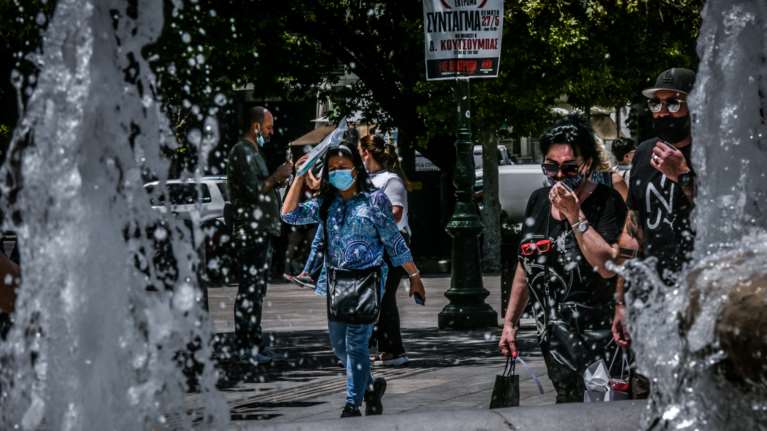 Κορυφώνεται ο καύσωνας: &quot;Καμίνι&quot; η χώρα με αποπνικτική ζέστη και σκόνη - Στους 44 βαθμούς ο υδράργυρος