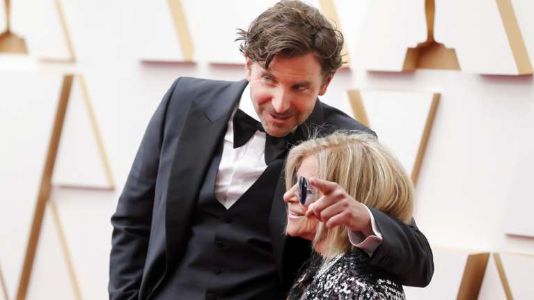 Ξανά αγκαζέ με τη μητέρα του στα Οσκαρ ο Μπράντλεϊ Κούπερ - Κούκλος όπως πάντα [εικόνες]