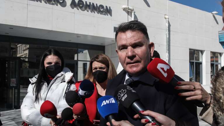 Επεισόδιο μετά τη δίκη Λιγνάδη: Εριξαν μπουκάλι με νερό στον Αλέξη Κούγια - Τι απαντά ο δικηγόρος