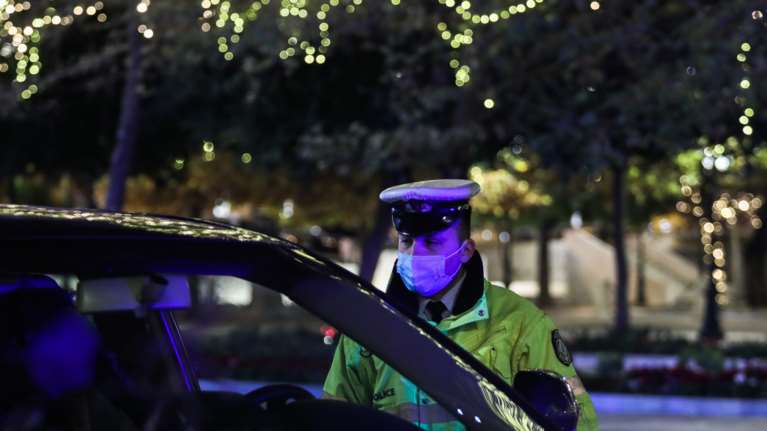 Πρωτοχρονιά: Τηλεδιάσκεψη της κυβέρνησης για αυστηρή τήρηση των μέτρων - Στους δρόμους θα αλλάξουν χρονιά οι αστυνομικοί