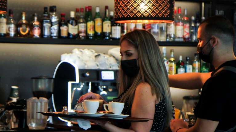 Χαλαρώνουν τα μέτρα: Επανέρχεται η μουσική - Χωρίς ωράριο εστίαση και διασκέδαση - Ολα όσα αλλάζουν από τη Δευτέρα