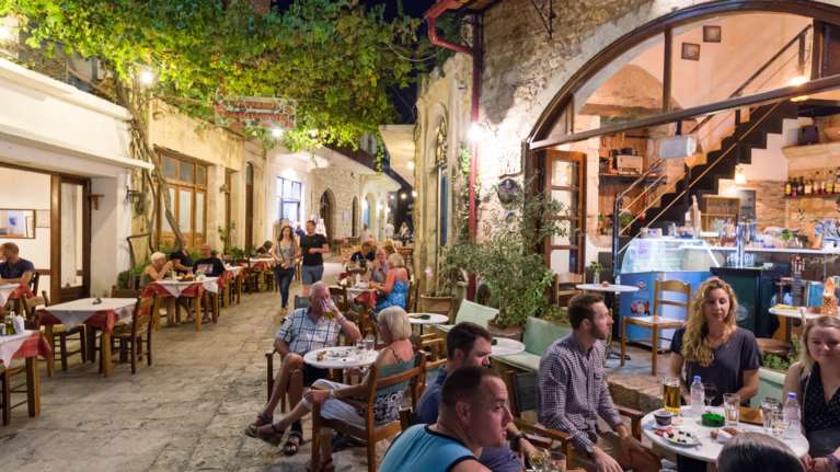 Ελεύθερη η μουσική στην εστίαση, ωράριο μέχρι 1:30, γάμοι με 200 άτομα - Το απόγευμα οι ανακοινώσεις