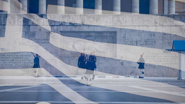 ΥΠΟΙΚ: Τριπλό σοκ στην οικονομία με ανεργία 20% και ύφεση 4,7% το 2020 - Ανάπτυξη 5,1% το 2021
